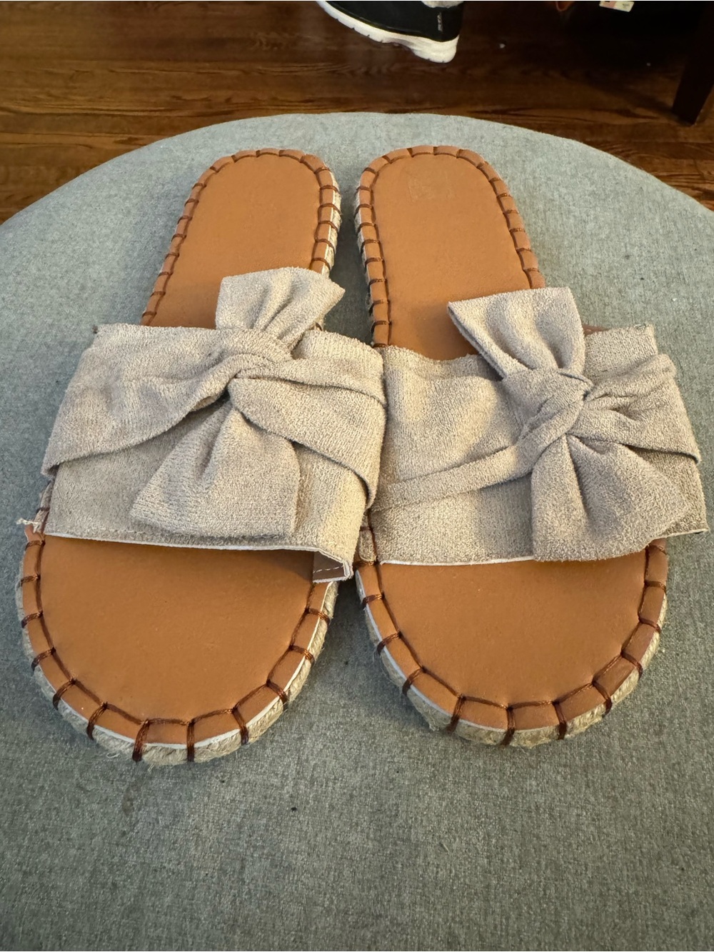 Women’s Bow Slide Sandals in Light Gray